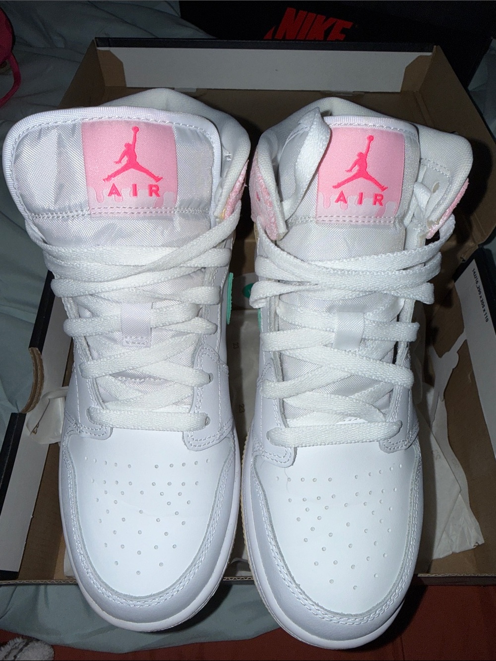 Air Jordan 1 Mid SE - Picture 2 of 4